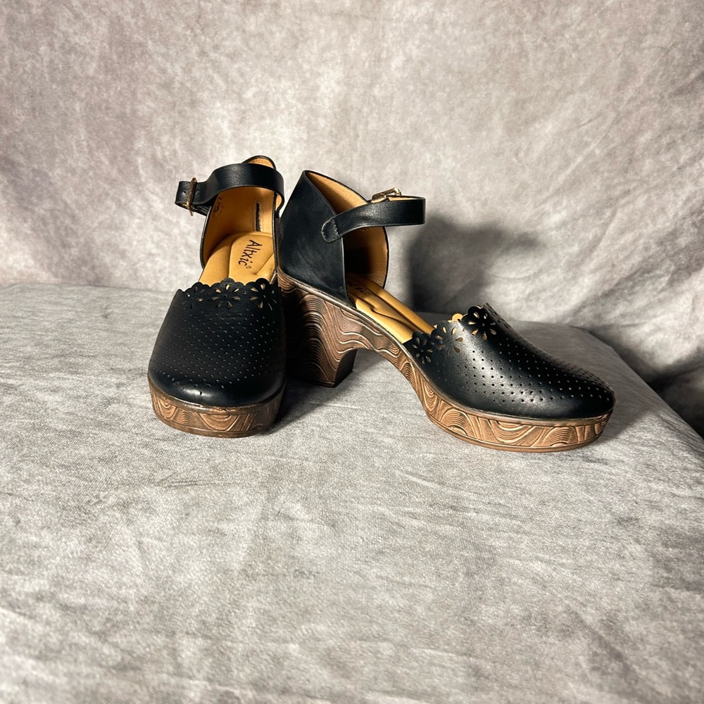 Elegant Black Platform Shoes with Floral Accents